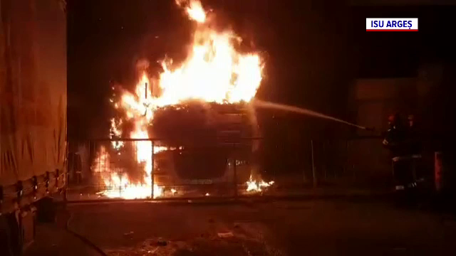 Un TIR a luat foc, duminică seară, în interiorul Vămii Pitești. Șoferul nu se afla în cabină