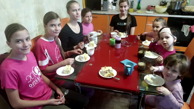 O familie formată din 12 persoane a fugit din calea războiului, pentru a doua oară. Cum i-au primit românii