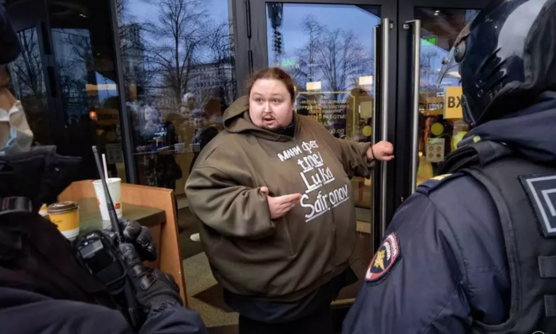 Un rus s-a legat cu cătușe de ușa unui restaurant McDonald's din Moscova, în semn de protest