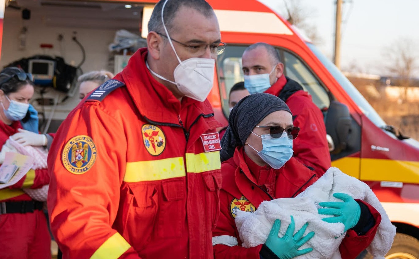 Operațiune de salvare a doi bebeluși de naționalitate română din Ucraina. Au fost aduși de urgență în România