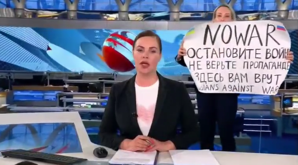 O protestatară a întrerupt transmisiunea live a unei televiziuni din Rusia. A fost arestată