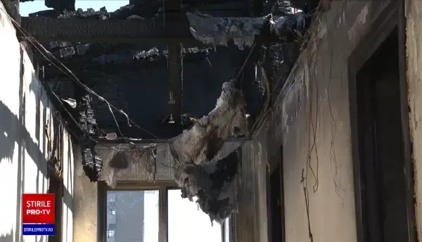 Incendiul care a distrus mansarda unul bloc din Timișoara a fost provocat de un scurt circuit