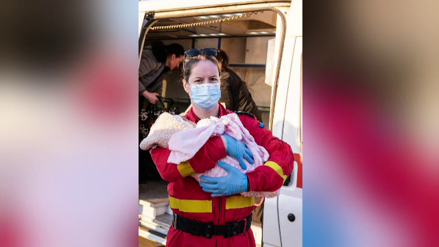 Doi nou-născuți cu probleme de sănătate au ajuns cu o ambulanță de la Kiev, în România