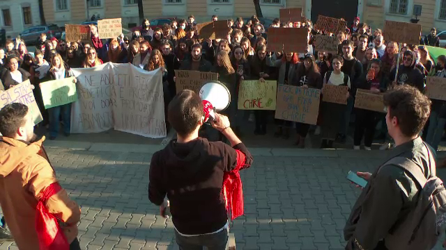 Protest al studenților din Cluj, privind revenirea în totalitate la cursurile față în față. Ce au cerut aceștia