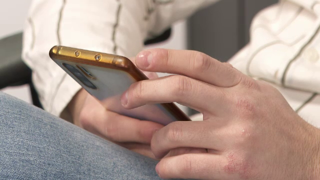 Atenție la mesajele care vă vin pe telefon! Tot mai mulți români primesc oferte de angajare prin SMS. Ce spun specialiștii