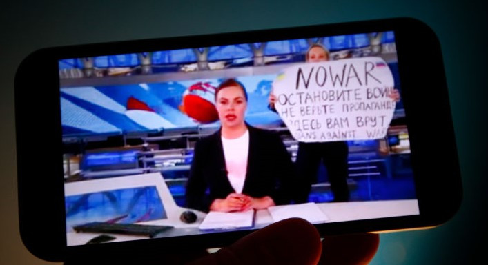 Jurnalista care a protestat anti-război la o televiziune controlată de Kremlin riscă până la 10 ani de închisoare