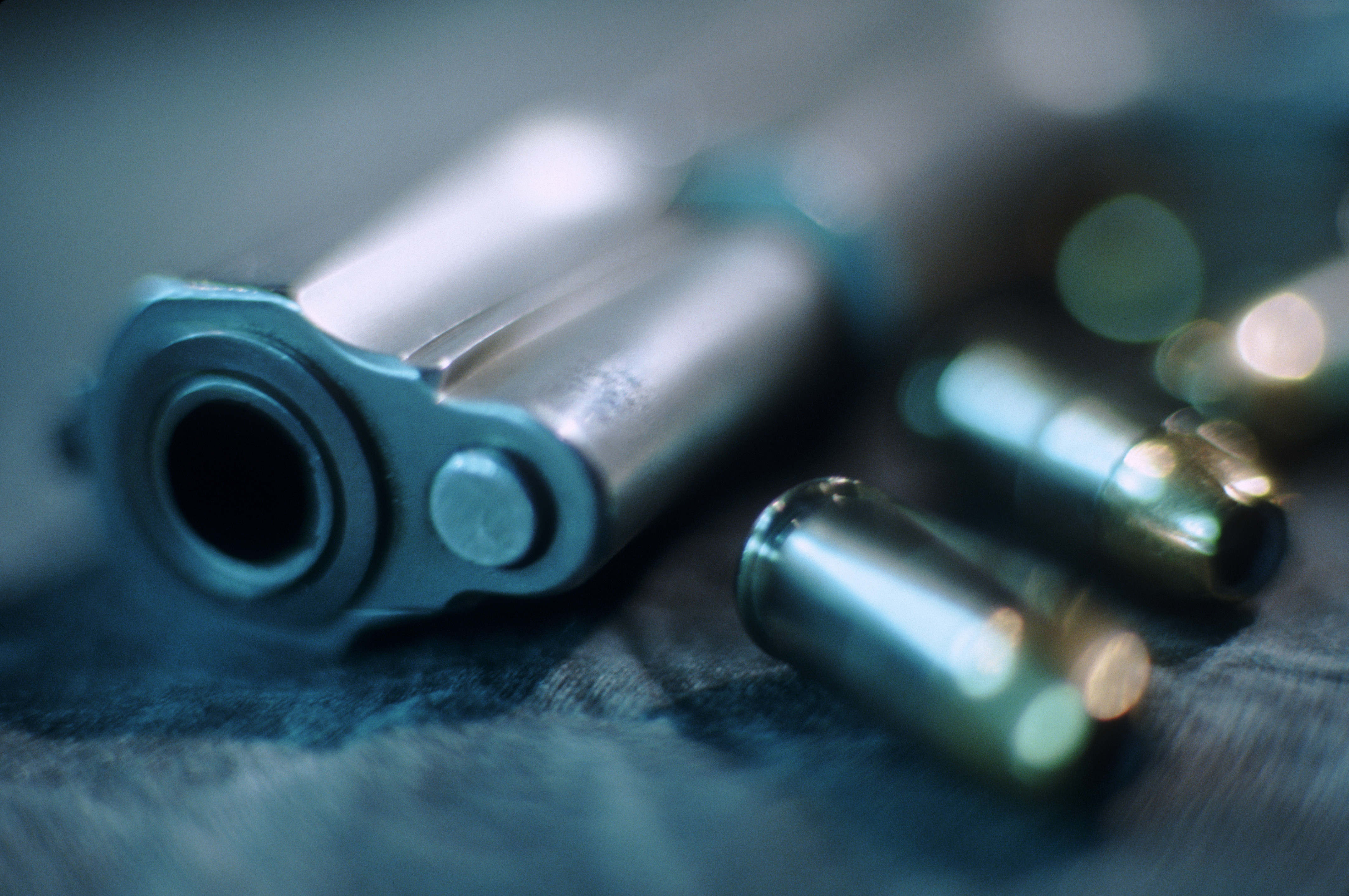 Caraş-Severin: Arme deţinute ilegal de un bărbat, găsite după ce acesta a ajuns la spital, cu o rană la cap