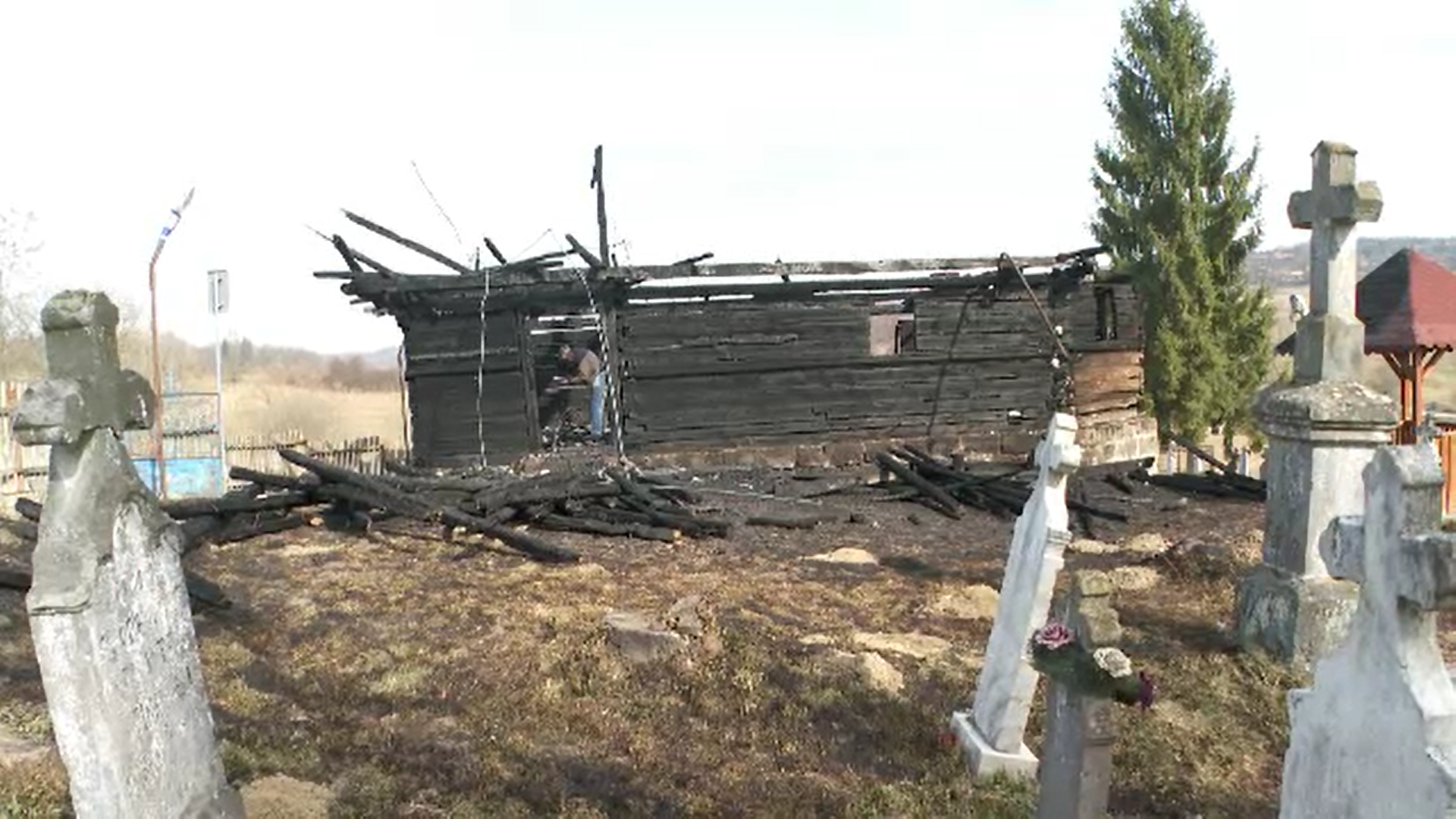 O biserică din lemn, monument istoric vechi de 300 de ani, s-a transformat în cenuşă din cauza inconștienței unor oameni