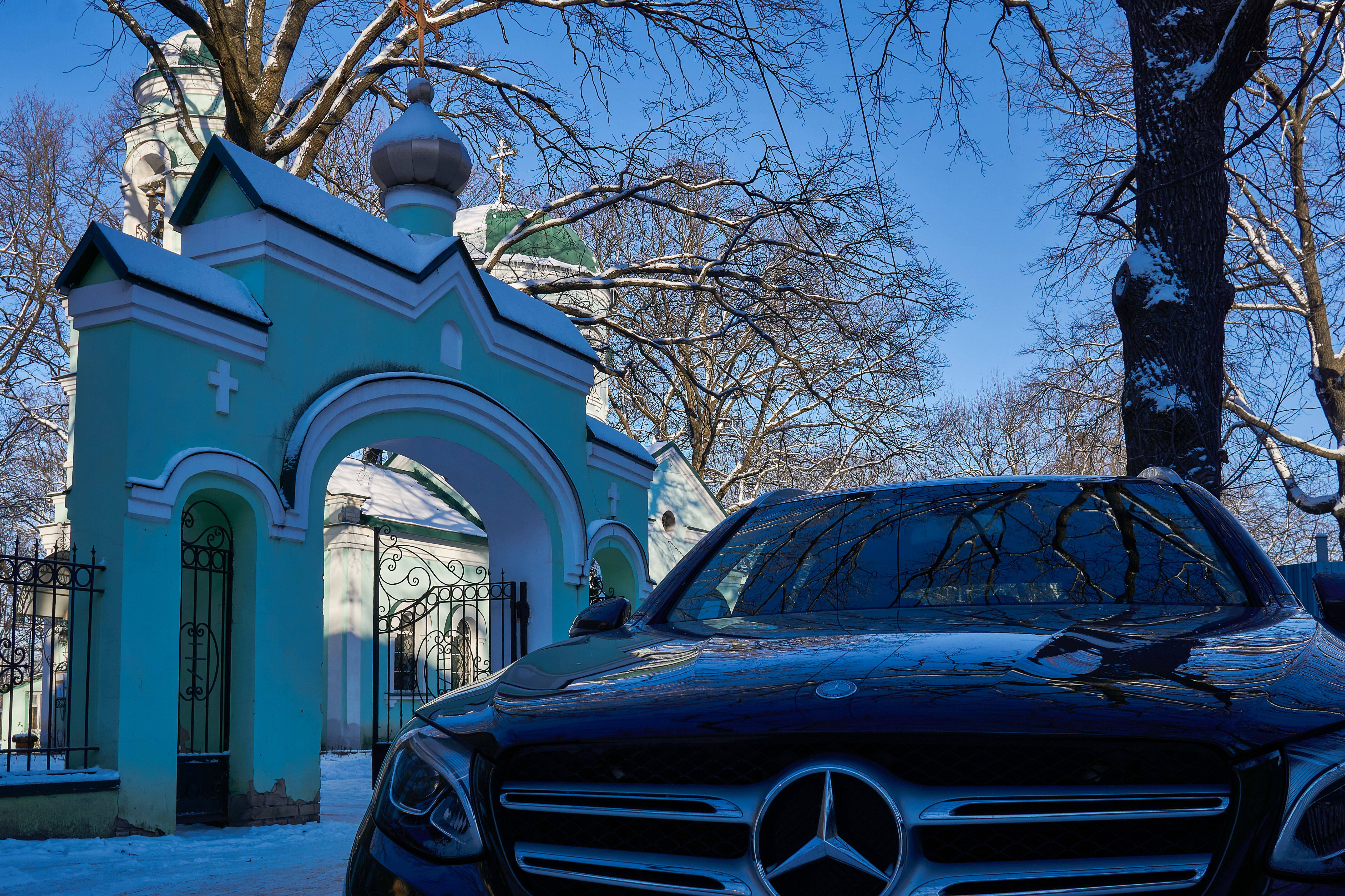 UE a interzis exporturile în Rusia de mașini scumpe, șampanie și bijuterii