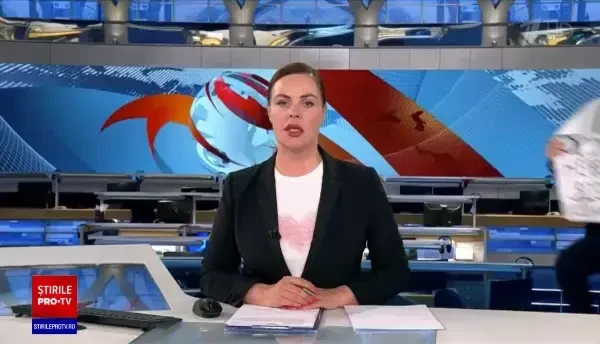 Jurnalista care a protestat anti-război la o televiziune controlată de Kremlin riscă până la 10 ani de închisoare
