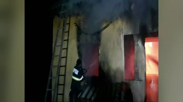 Un incendiu violent a izbucnit în Topoloveni. O casă a ars ca o torță