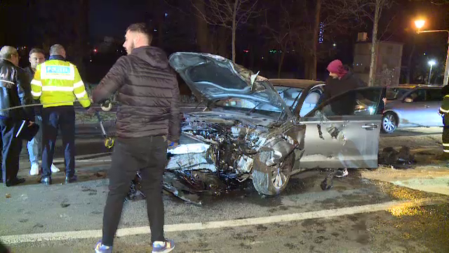 Un bărbat a ajuns la spital după ce autoturismul său s-a ciocnit de mașina unei firme de salubrizare