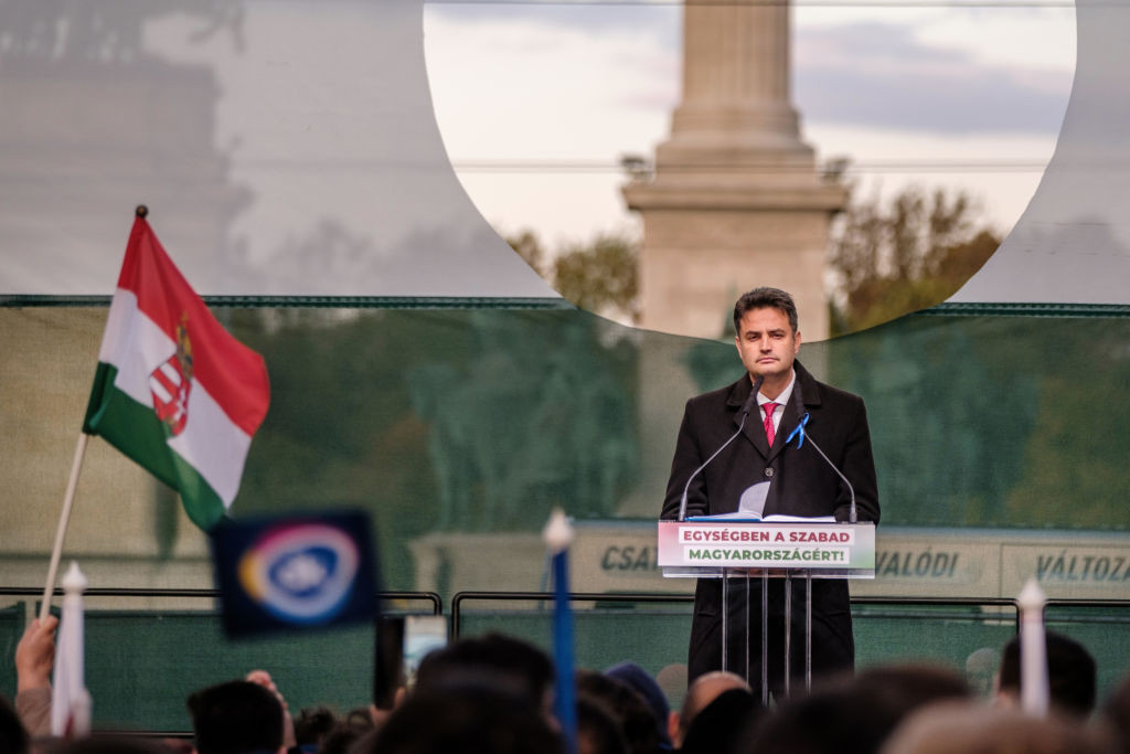 Candidatul unic al opoziţiei susţine că premierul Viktor Orban trimite arme în Ucraina