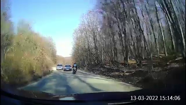 Un motociclist din Cluj a reușit să evite în ultimul moment o tragedie. Scena a fost filmată de o cameră de bord