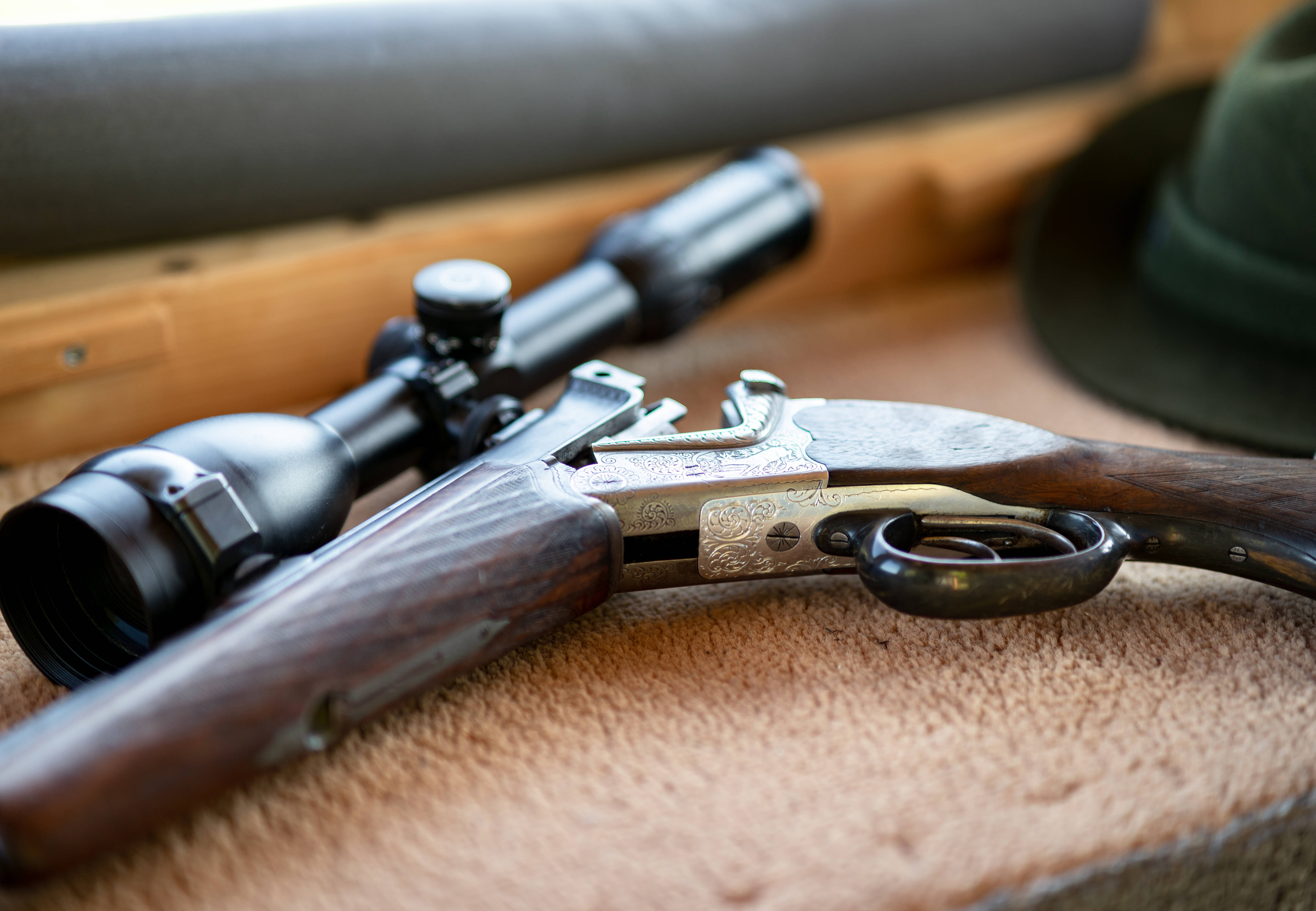 Un vânător din Prahova a fost găsit împușcat în locuința sa. Ce se afla lângă trupul său