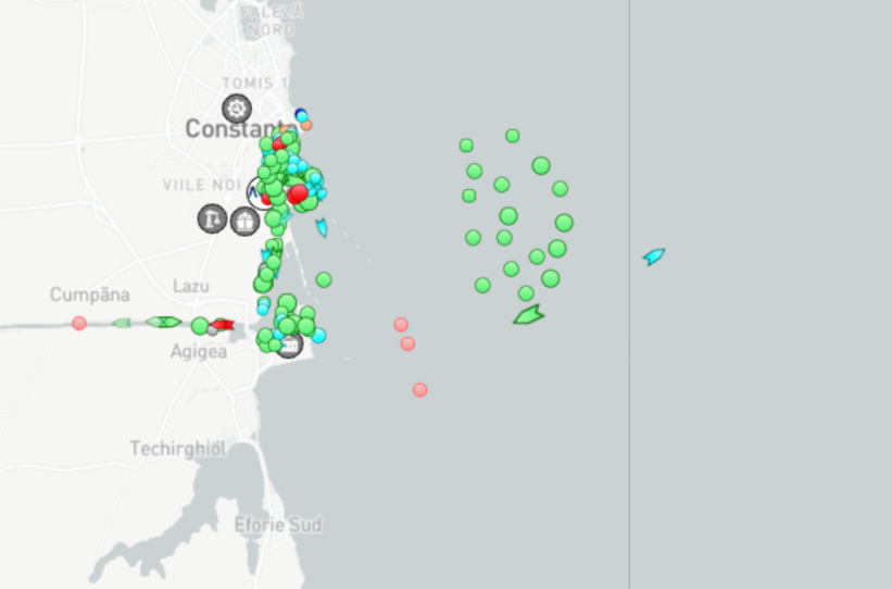 Aglomerație de nave în rada portului Constanța. Din cauza războiului din Ucraina, nu mai pot ancora la Odesa