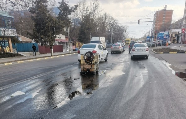 Ce s-a întâmplat după ce unui șofer i-a căzut din mașină un container de plastic cu 1.000 de litri de motorină