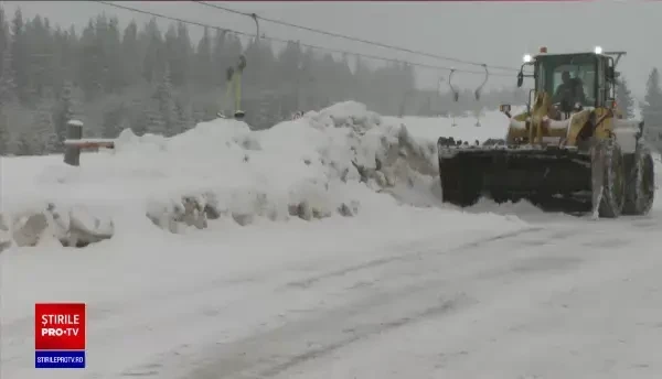 Ninsori puternice la mijloc de mai. Drumarii au ieșit cu utilajele la deszăpezit ca în plină iarnă, la munte