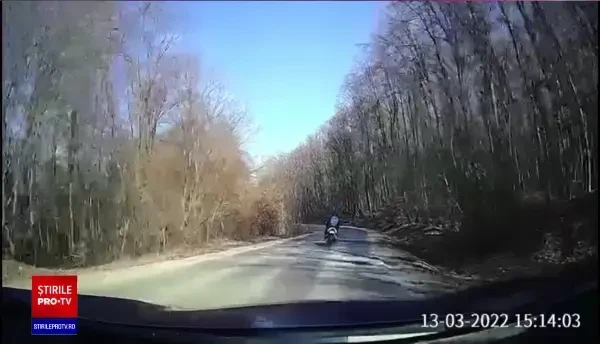 Un motociclist din Cluj a reușit să evite în ultimul moment o tragedie. Scena a fost filmată de o cameră de bord