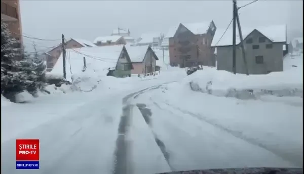 Ninsori puternice la mijloc de martie. Drumarii au ieșit cu utilajele la deszăpezit ca în plină iarnă, la munte