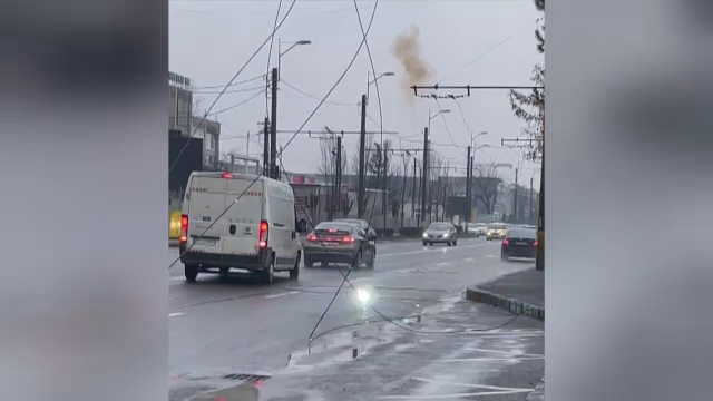 Haos pe un drum intens circulat din Cluj-Napoca. Mai multe cabluri care asigură electricitatea troleibuzelor s-au rupt