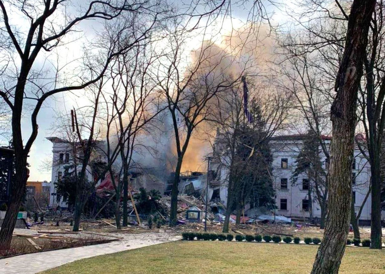 300 de persoane ar fi fost ucise după bombardarea teatrului din Mariupol