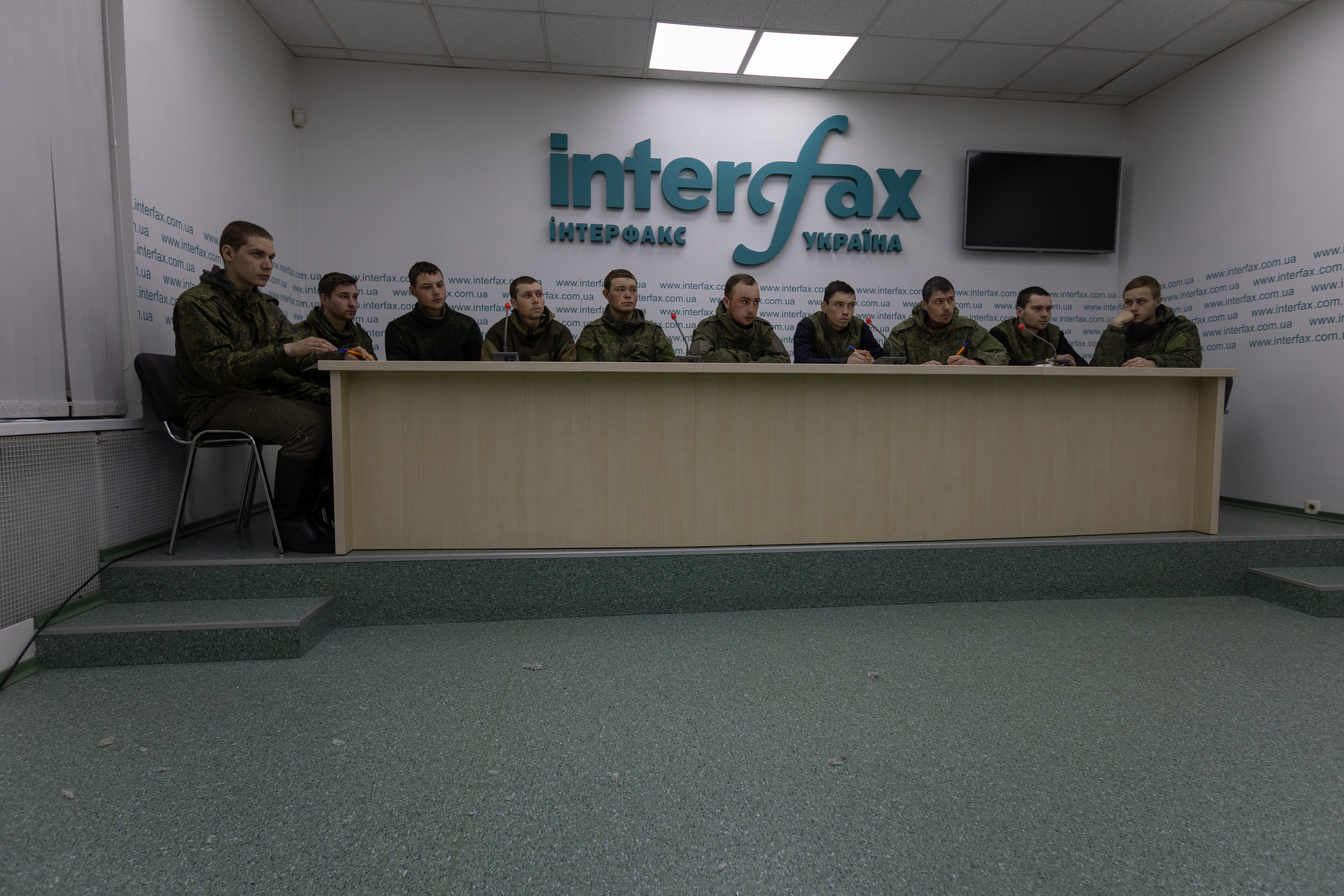 Ucraina trebuie să înceteze să mai încalce drepturile prizonierilor ruși, afirmă Human Rights Watch