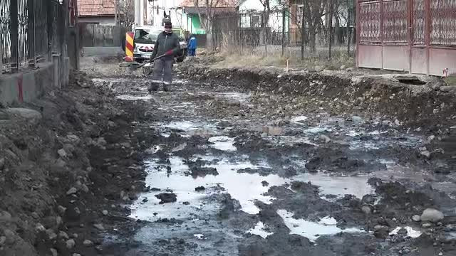 Localnicii unei comune din Mureș nu-și mai pot scoate mașinile din curți din cauza unei asfaltări