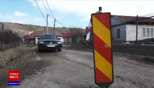 Localnicii unei comune din Mureș nu-și mai pot scoate mașinile din curți din cauza unei asfaltări