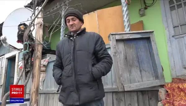 Drama unei familii cu șase copii din Vaslui. Casa în care stau le-a fost distrusă de alunecările de teren