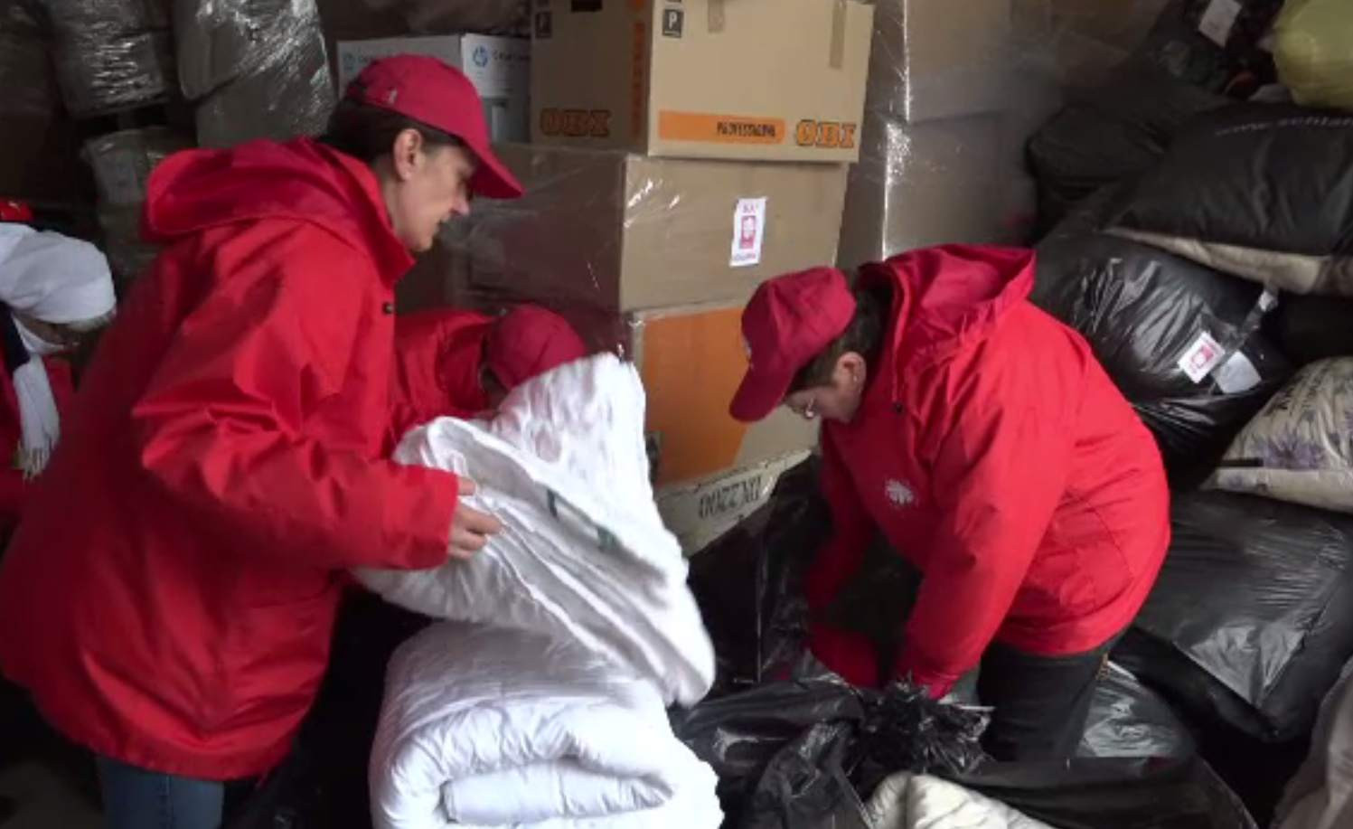 Ajutoarele pentru Ucraina, sortate la Blaj. Au venit voluntari chiar și din Germania