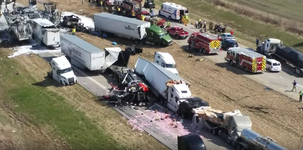 SUA: Zeci de autovehicule au fost implicate într-un accident teribil. Cel puțin cinci oameni au murit