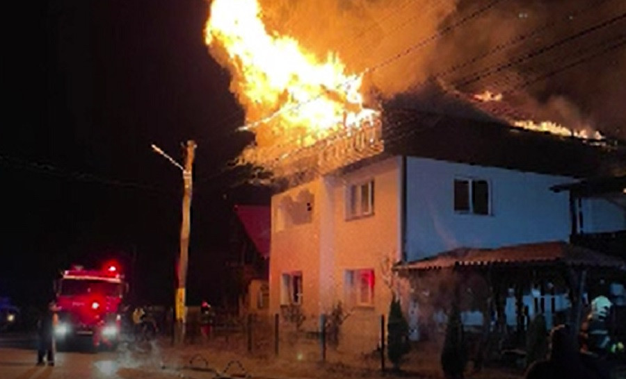 Incendii puternice în Iași și Suceava. O bătrână a murit, iar o pensiune s-a făcut scrum