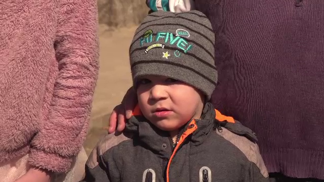 O familie a rămas pe drumuri, după ce un incendiu le-a distrus locuința. Mezinul a fost cel care i-a salvat