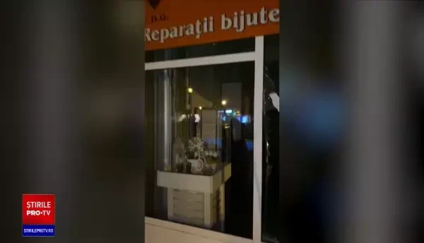 Un tânăr de 17 ani a spart un magazin de bijuterii din Pitești. Cum a fost prins în flagrant delict