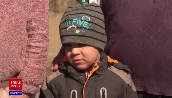 O familie a rămas pe drumuri, după ce un incendiu le-a distrus locuința. Mezinul a fost cel care i-a salvat