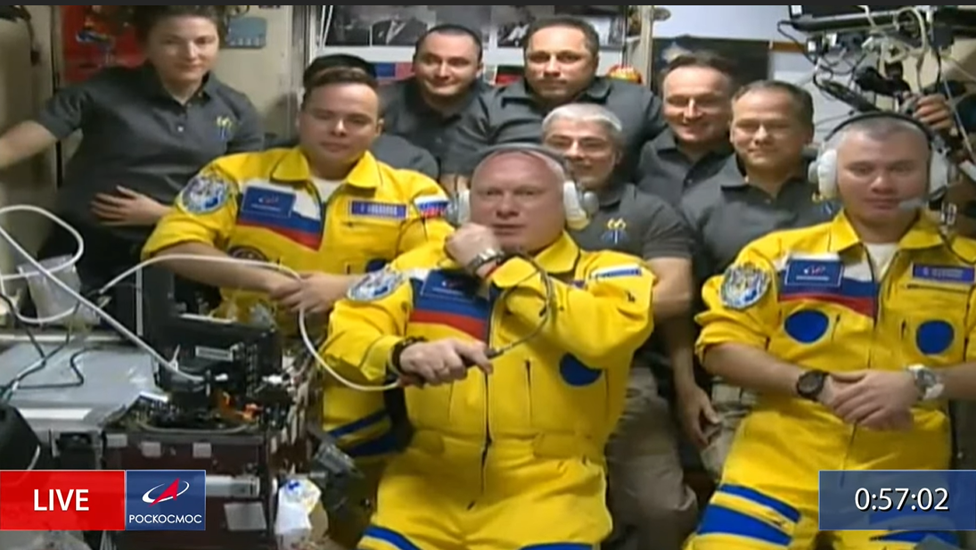 3 cosmonauți ruși s-au prezentat la Stația Spațială Internațională purtând culorile Ucrainei