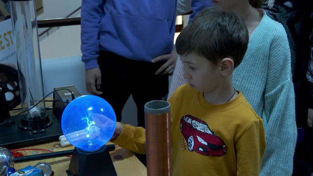 Surprize pentru copiii ucraineni care s-au refugiat în România: experimente, roboți şi jocuri video