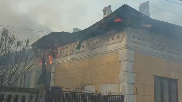 Incendiu la o clădire a primăriei Câmpulung Muscel. Două case au fost afectate