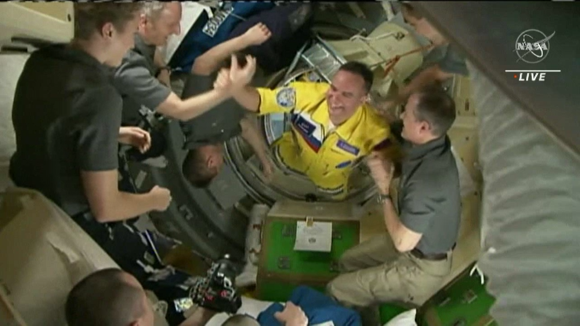 Trei cosmonauți ruși au sosit la Stația Spațială Internațională în costume de zbor galben și albastru, culorile Ucrainei