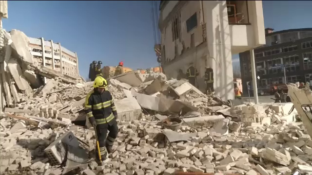 Polițist din Mariupol, apel către Biden și Macron: Salvați-i pe civilii noștri! Mor copii și bătrâni. Orașul e devastat