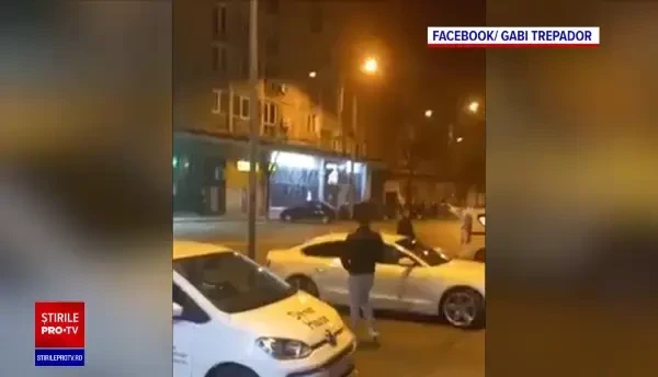 Momentul în care un șofer care făcea drifturi în centrul Ploieștiului lovește o altă mașină cu pasageri