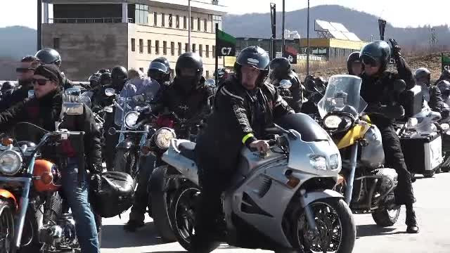 Tot mai mulți români aleg să meargă pe motocicletă: ”Nu suntem niște derbedei”