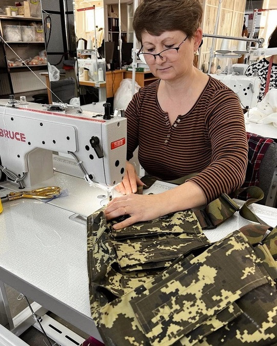 Un celebru brand ucrainean, cunoscut pentru rochiile decadente de mireasă, produce ţinute şi veste de asalt pentru armată