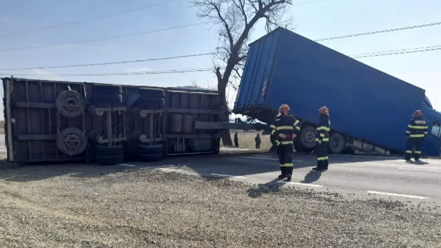 Un TIR cu ajutoare pentru Ucraina s-a răsturnat, în Iași. Un alt TIR care voia să îl ocolească a rămas împotmolit