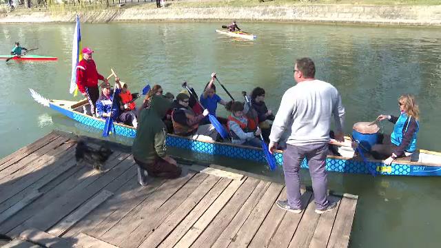 O altfel de experiență pentru refugiații ucraineni din Timișoara. Plimbări cu canoea pe Bega, pentru copii și mame