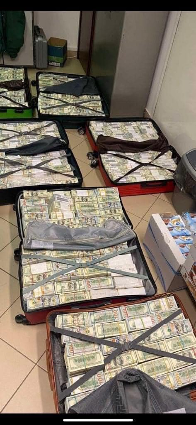 O refugiată din Ucraina a trecut granița în Ungaria cu valize pline cu euro și dolari