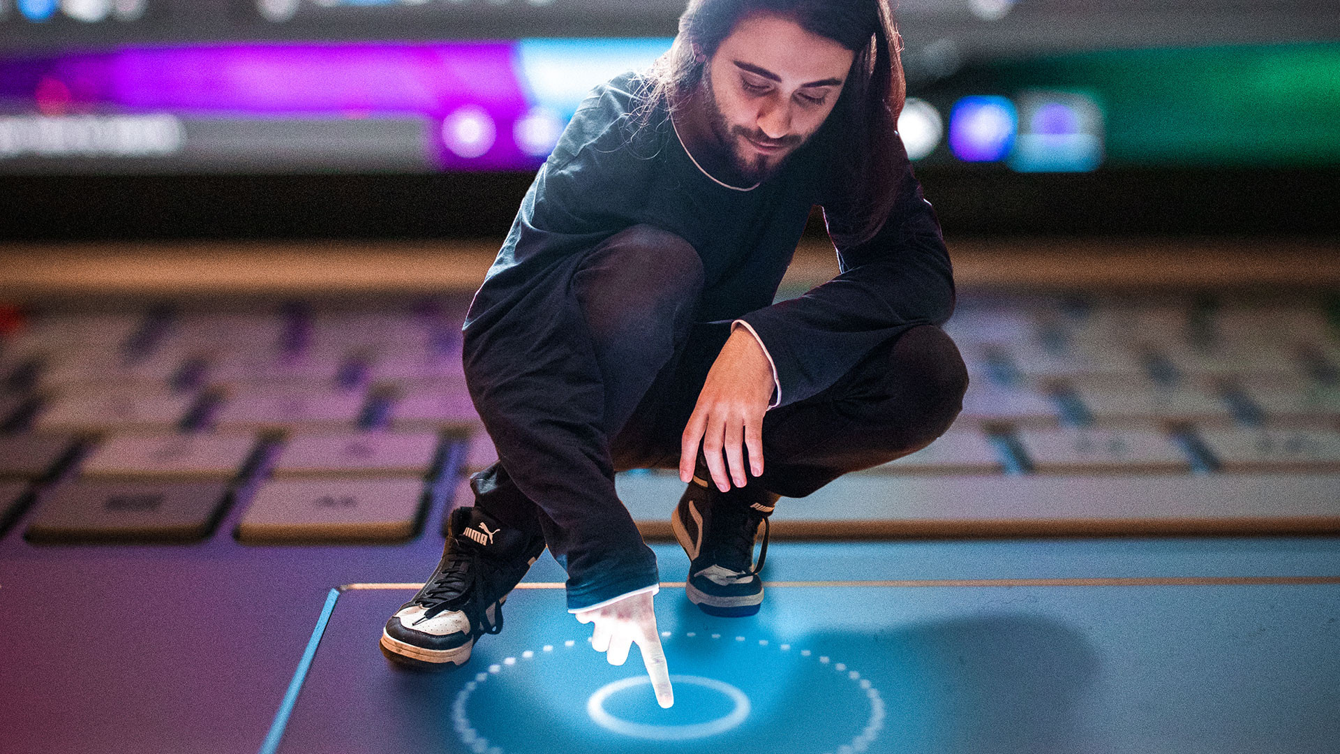 (P) Nicu Mihai te &icirc;nvață pe canalul său de YouTube cum să desenezi &icirc;ntr-un format inedit