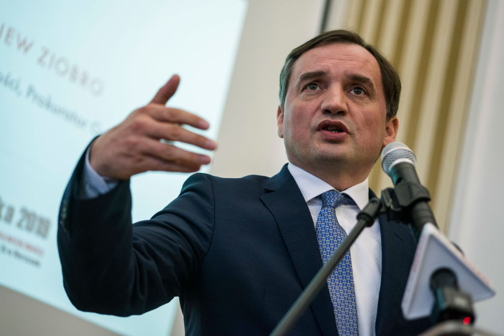 Oficial polonez acuză UE și pe Merkel că l-au creat pe „monstrul de Putin care ucide femei și copii în Ucraina”