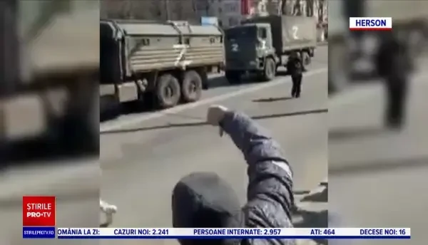 Civilii din Ucraina continuă să protesteze "cu mâinile goale" în faţa invadatorilor